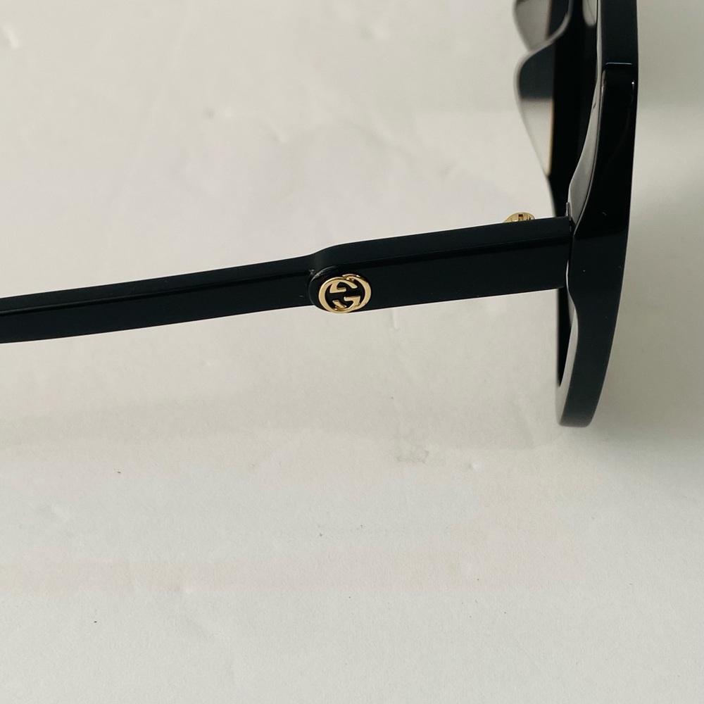 New Gucci Women’s Square Ladies Sunglasses
Item No. GG0533SA 001 56 - Picture 8 of 14